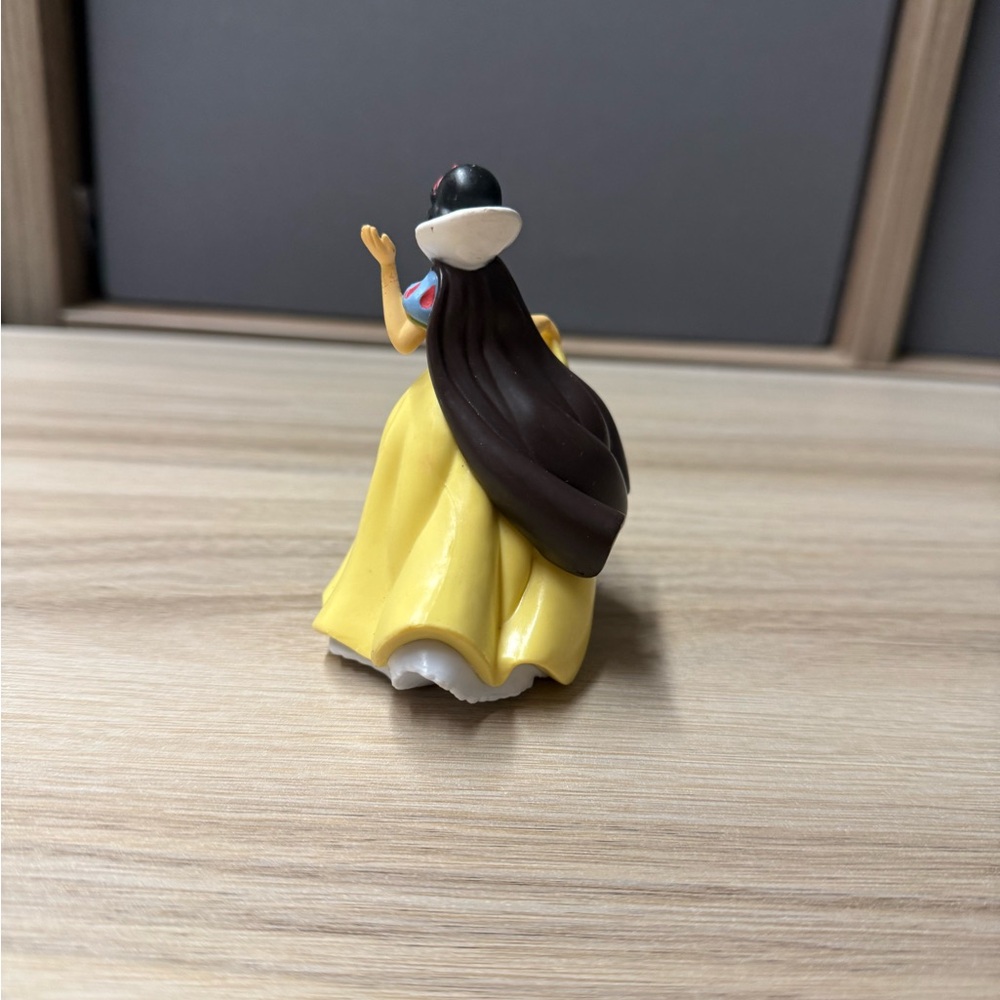 Snow White Vintage Figurine with Yellow Dress - Picture 2 of 5
